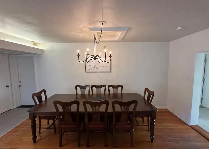 10 Acre Wine Farmhouse • Patio • Fire Pit • Grill